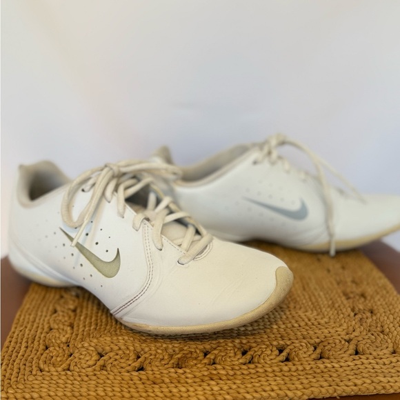 Nike Musique IV Dance Shoes White/Silver Size 8.5 - Picture 4 of 9